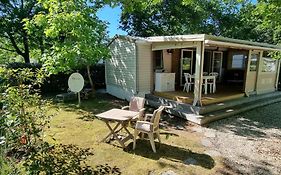 Mobile home avec terrasse et piscine.
